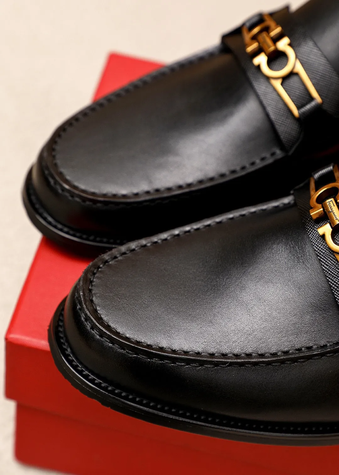 Men's shoes 💰480💐 Product trademark: Ferragamo "Ferragamo" casual leather shoes Regular size: 38-44 (45.46🉑️customized) Product materials: Selected imported first-layer calfskin upper + luxury hardware buckle, imported water-dyed cowhide leather lining. Strong three-dimensional visual effect, original outsole color: 1⃣️color optional